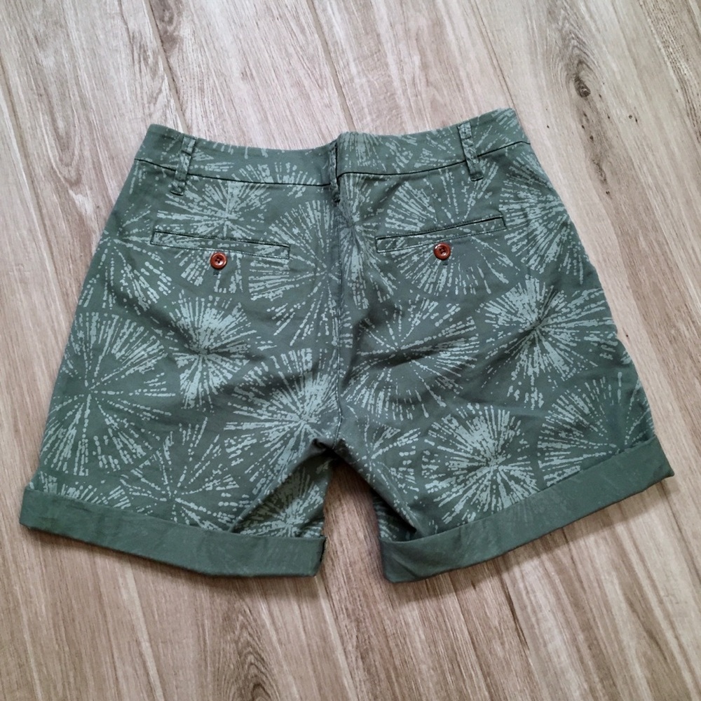 Fossil Green Patterned Cuffed Shorts Size 4 - image 2